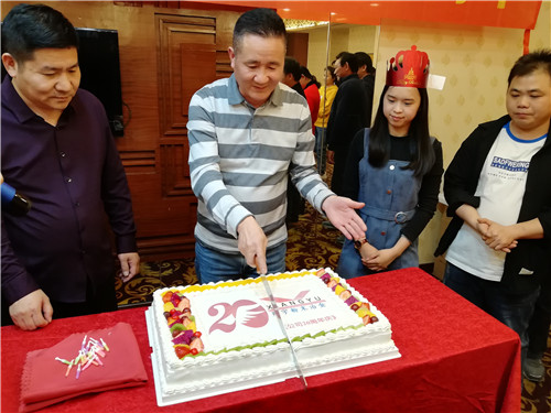 王總為麻豆APP在线观看滿20年生日的蛋糕切第一刀